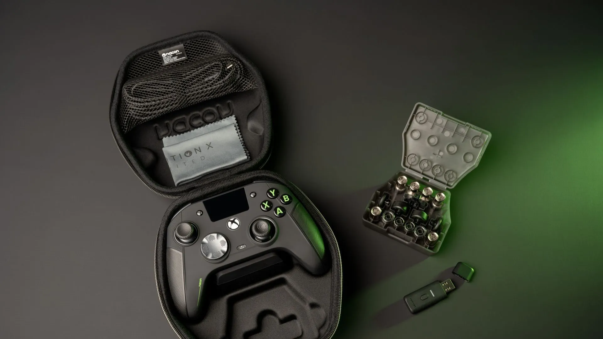 Toàn bộ phụ kiện đi kèm tay cầm Nacon Revolution X Unlimited, bao gồm controller, case, đế sạc, dây cáp, tạ, joystick và D-pad thay thế.