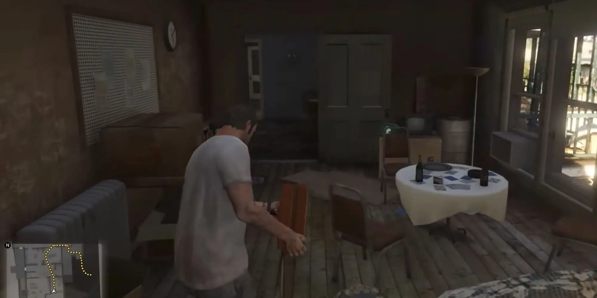 Trevor Philips đứng trước một ngôi nhà đang cháy trong nhiệm vụ Crystal Maze của GTA V