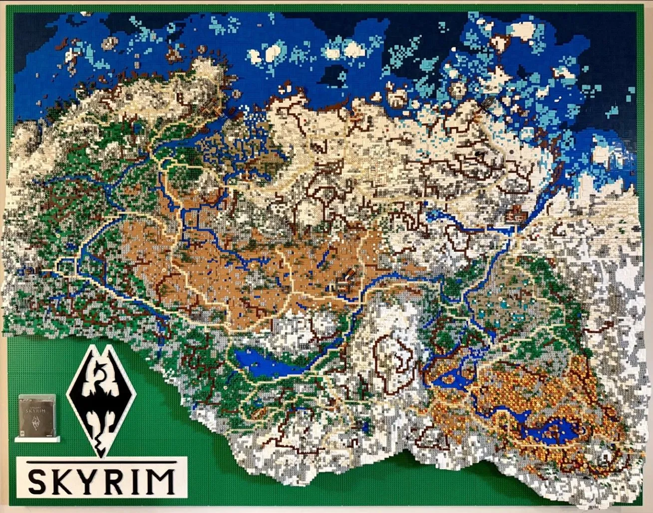 Bản đồ Skyrim bằng Lego do Ian Roosma xây dựng, thể hiện chi tiết địa hình và các địa điểm nổi bật