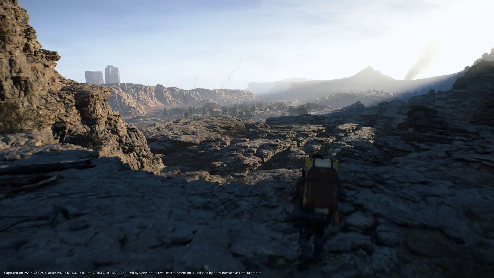 Cảnh trong Death Stranding 2, có thể là một phương tiện hoặc cấu trúc được người chơi sử dụng.