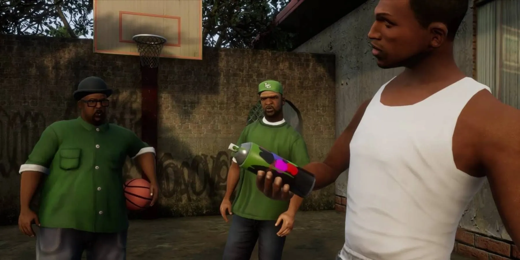 CJ cầm bình sơn, trong khi Sweet và Big Smoke chơi bóng rổ, tái hiện không khí của San Andreas.