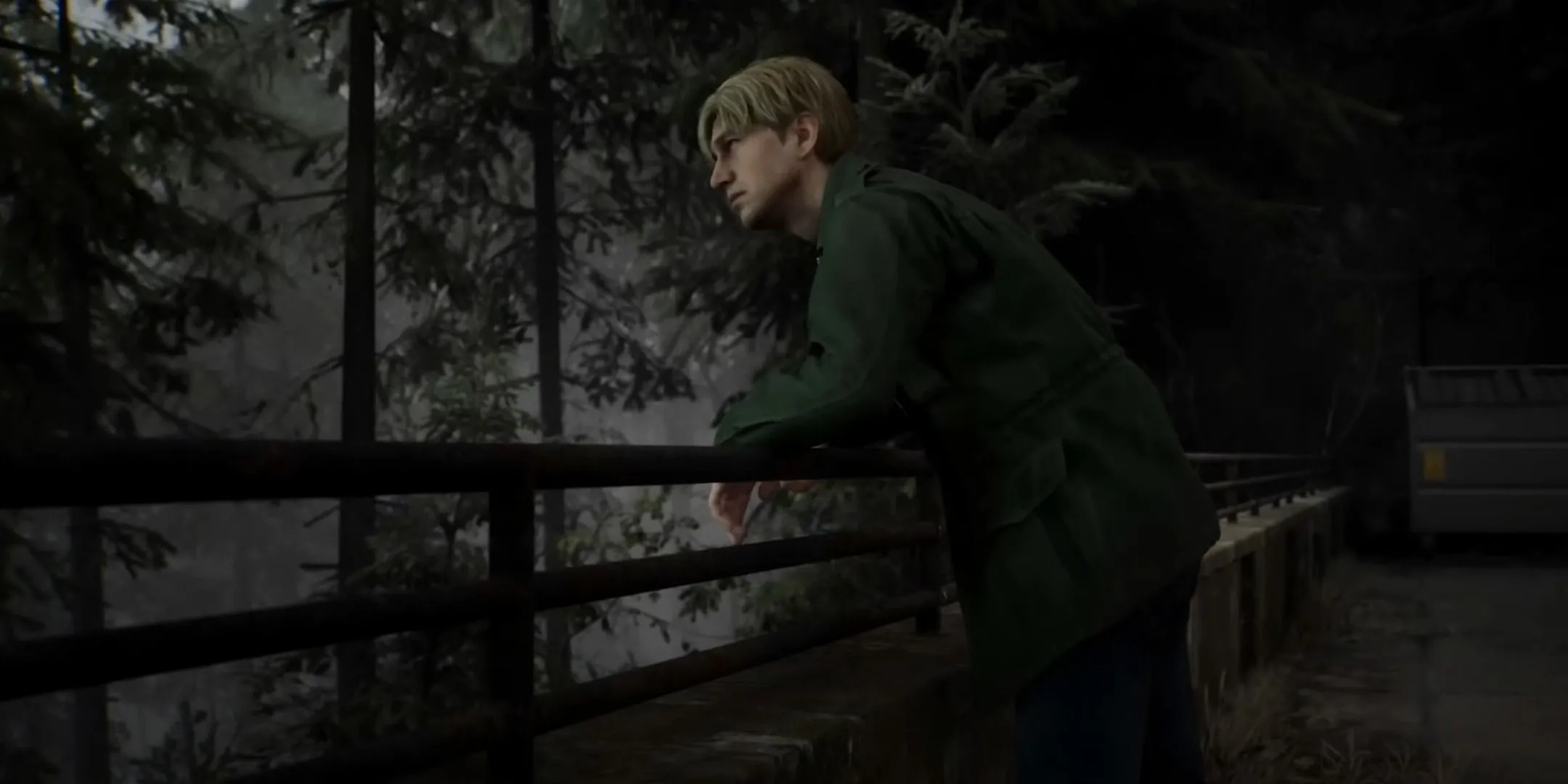James Sunderland nhìn vào rừng cây trong bản làm lại Silent Hill 2