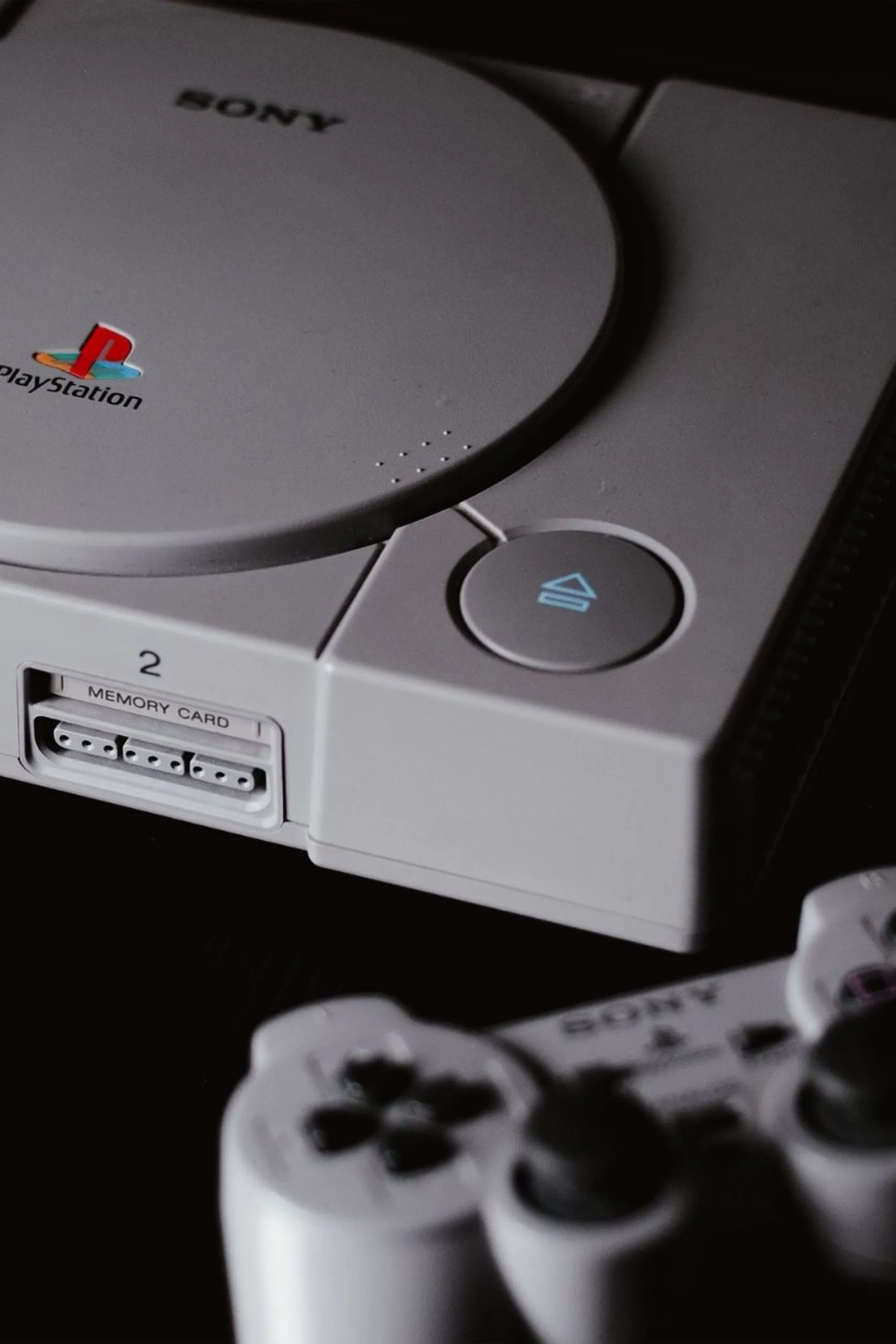 Máy chơi game PlayStation 1 đời đầu với thiết kế nguyên bản, biểu tượng của sự đổi mới công nghệ trong lịch sử gaming.