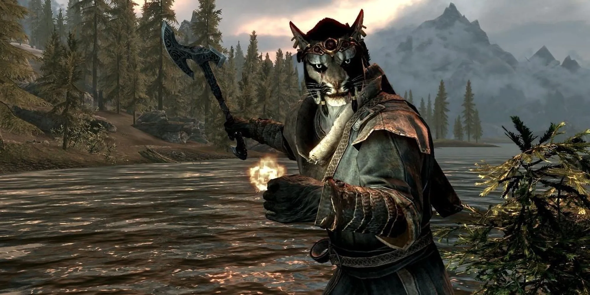 Một nhân vật Khajiit sẵn sàng chiến đấu với rìu và phép thuật bên dòng sông trong Skyrim