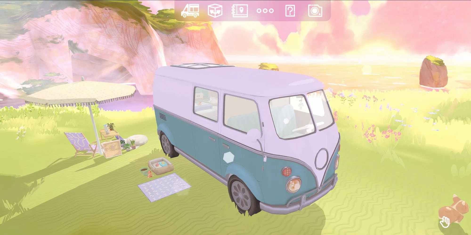Nội thất chiếc camper van màu xanh trong game Camper Van Make it Home đang được người chơi sắp xếp đồ đạc