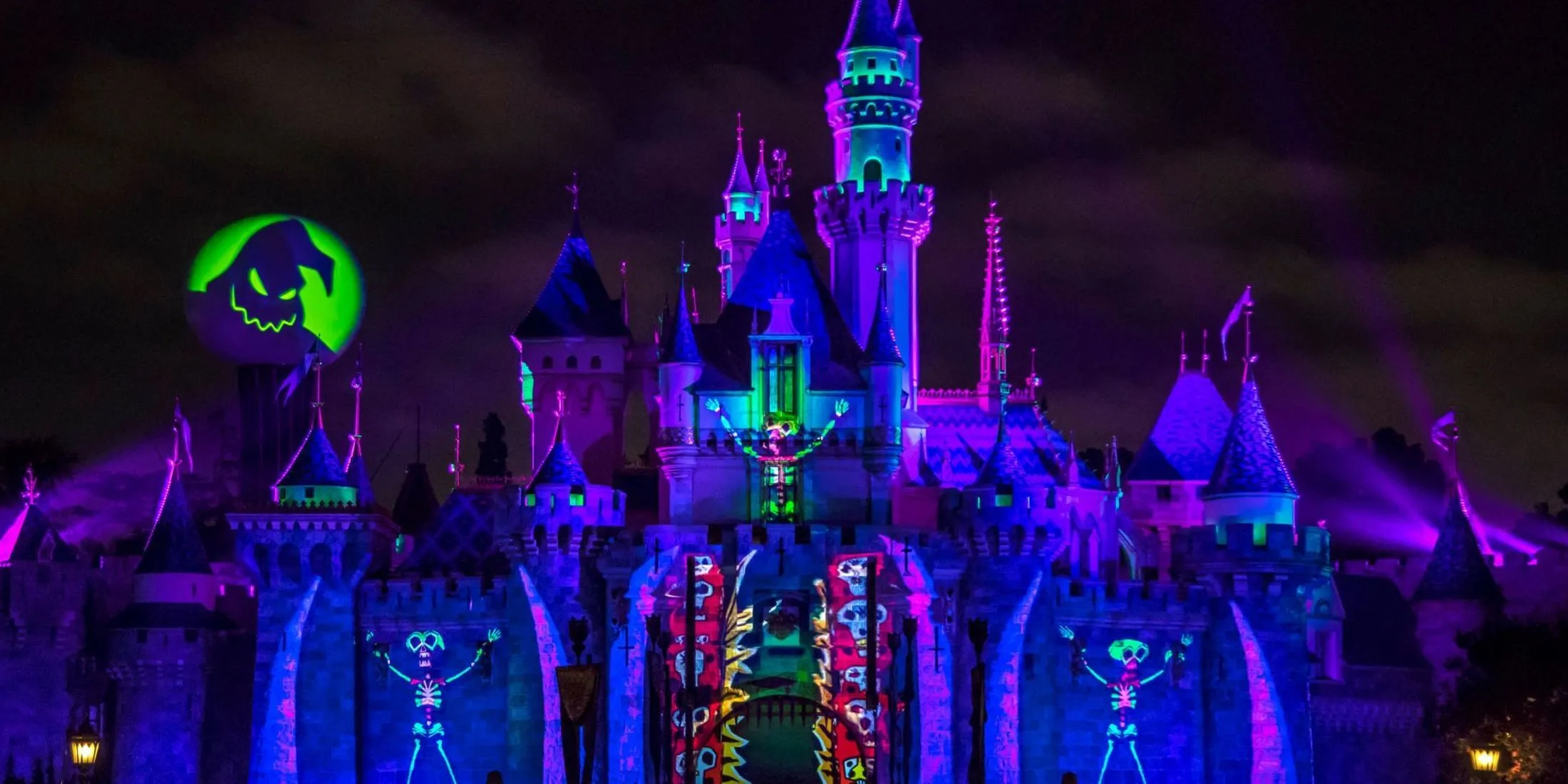 Pháo hoa rực rỡ trong sự kiện Halloween Screams tại Disneyland, gợi nhớ các thông báo lễ hội trước đó.