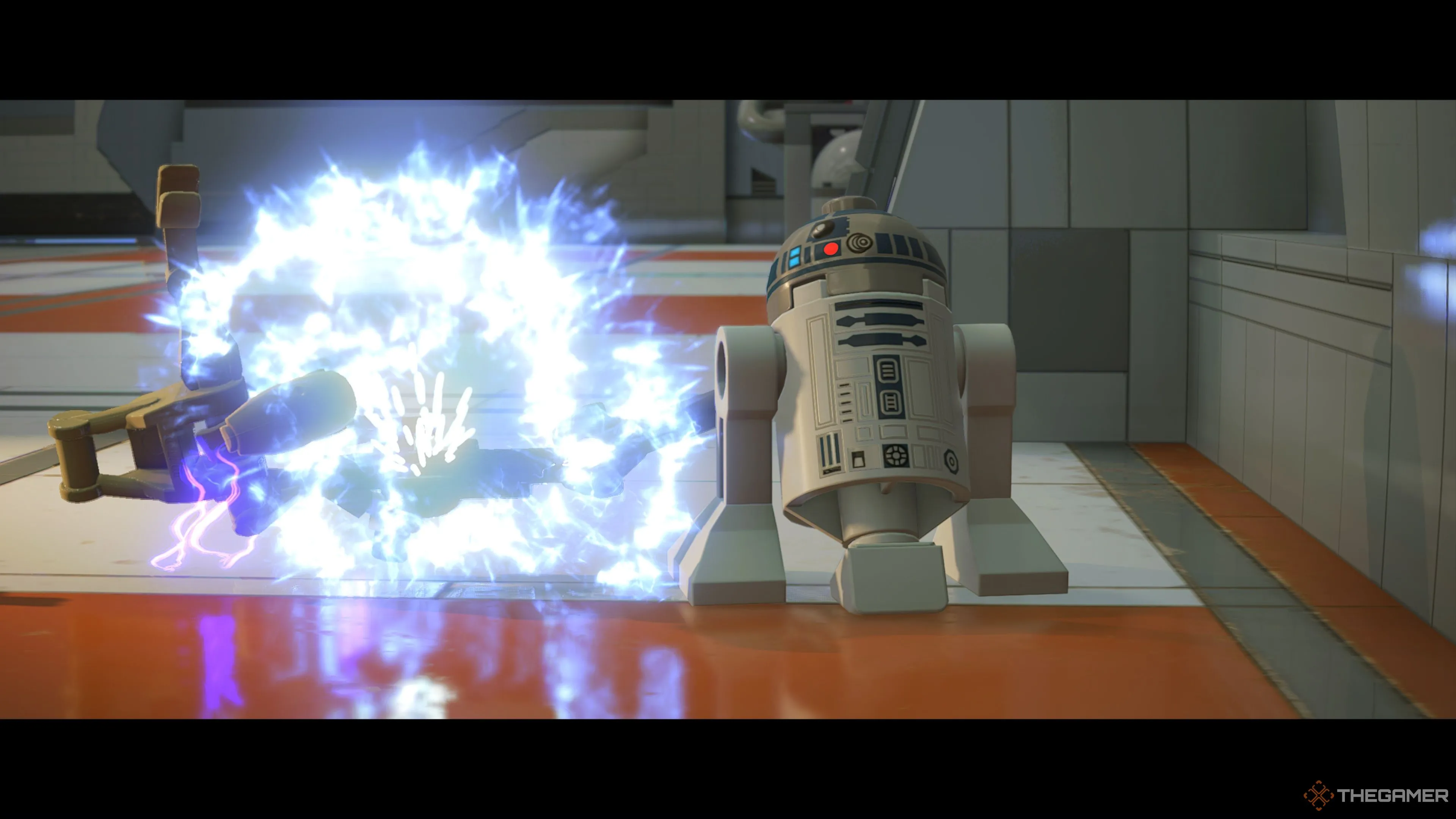Robot R2-D2 chọc điện droid trong cảnh ở nhà chứa tàu trong game Lego Star Wars The Skywalker Saga