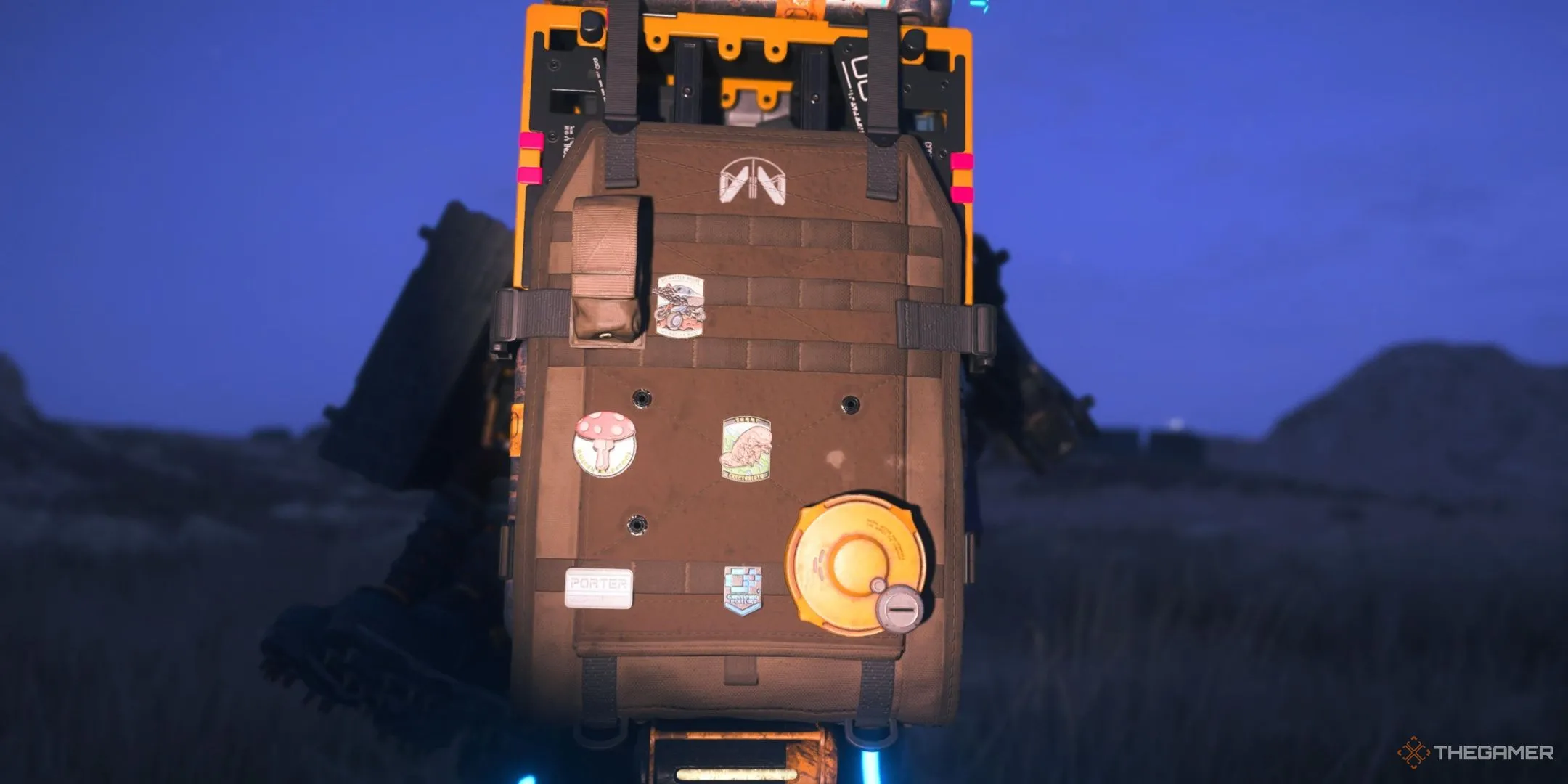 Sam Bridges cận cảnh cho thấy chi tiết găng tay và ba lô, những trang bị thiết yếu trong Death Stranding 2