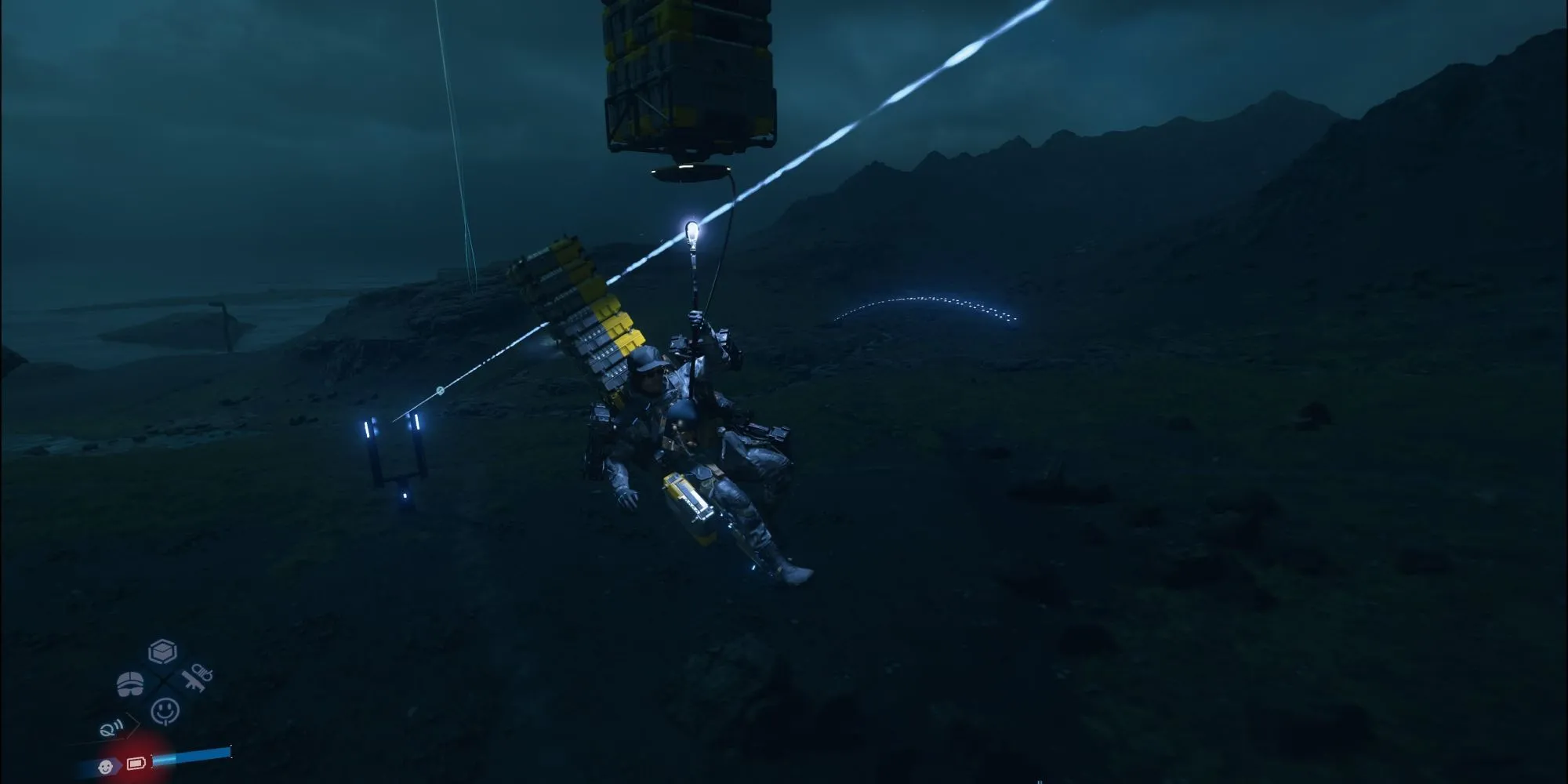 Sam Bridges đang cân bằng một chồng hàng hóa lớn trên lưng, đi qua địa hình khó khăn trong Death Stranding 2.