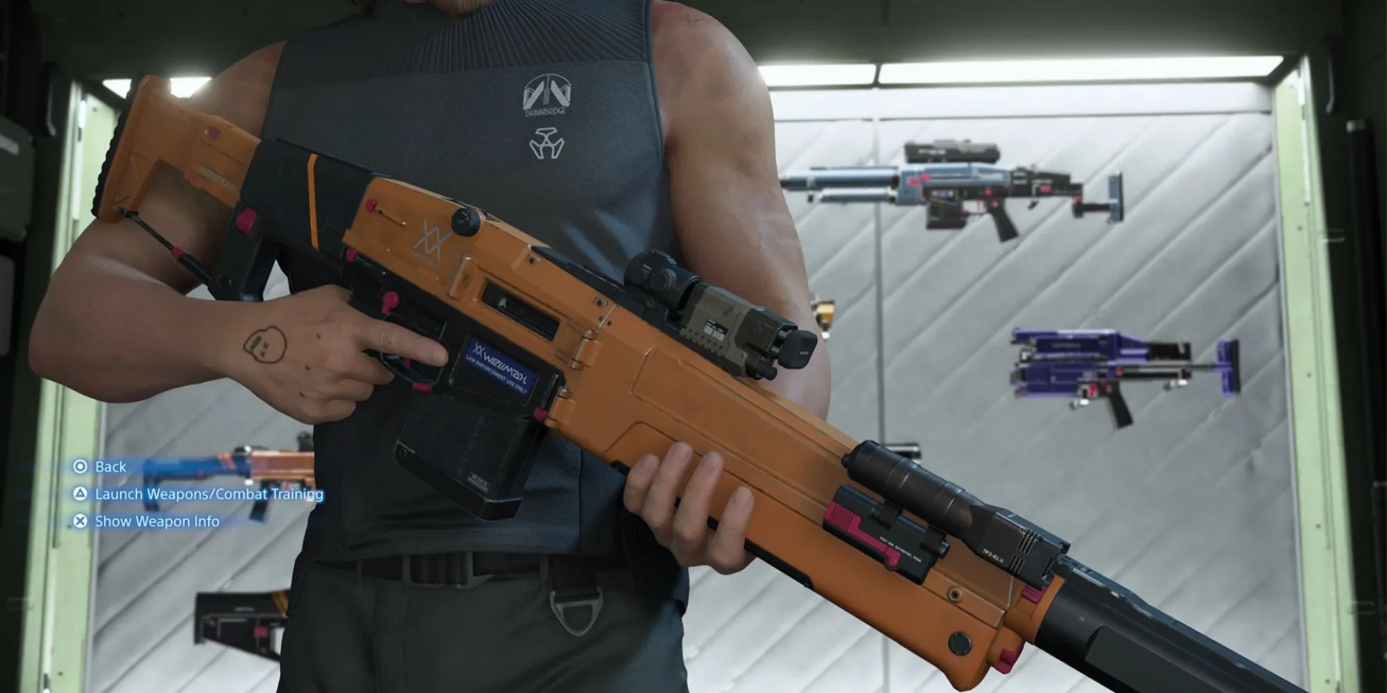 Sam Bridges đang sử dụng một loại vũ khí hoặc công cụ mới trong Death Stranding 2, có thể là trong phòng huấn luyện thực tế ảo (VR Training Room).