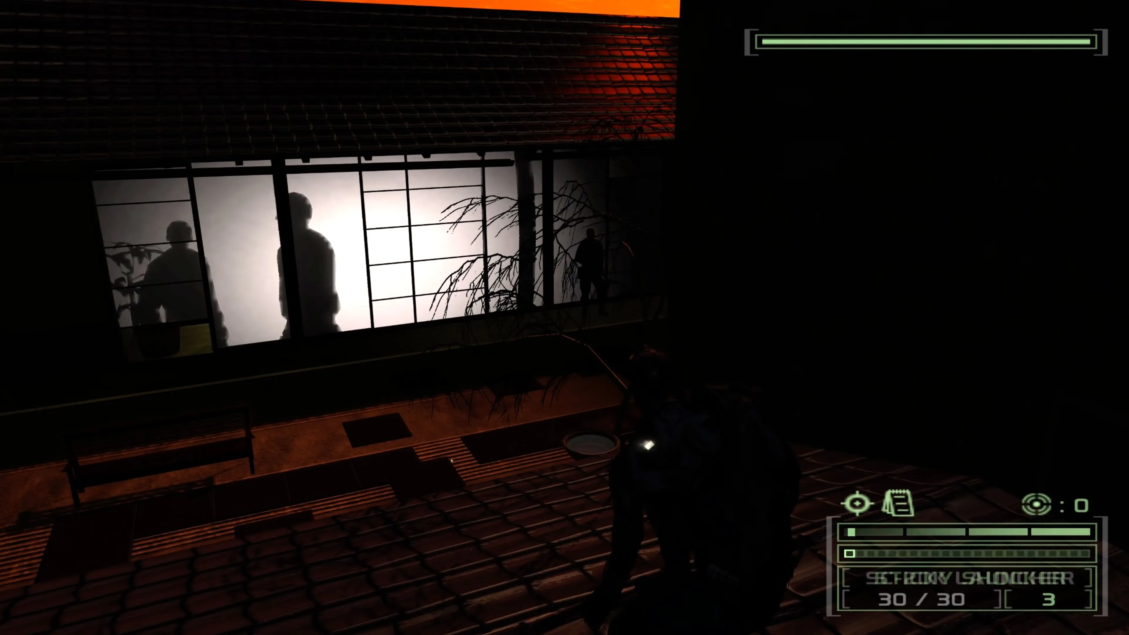 Sam Fisher ẩn mình trong bóng tối, thể hiện hiệu ứng ánh sáng và đổ bóng tiên tiến của Splinter Cell: Chaos Theory