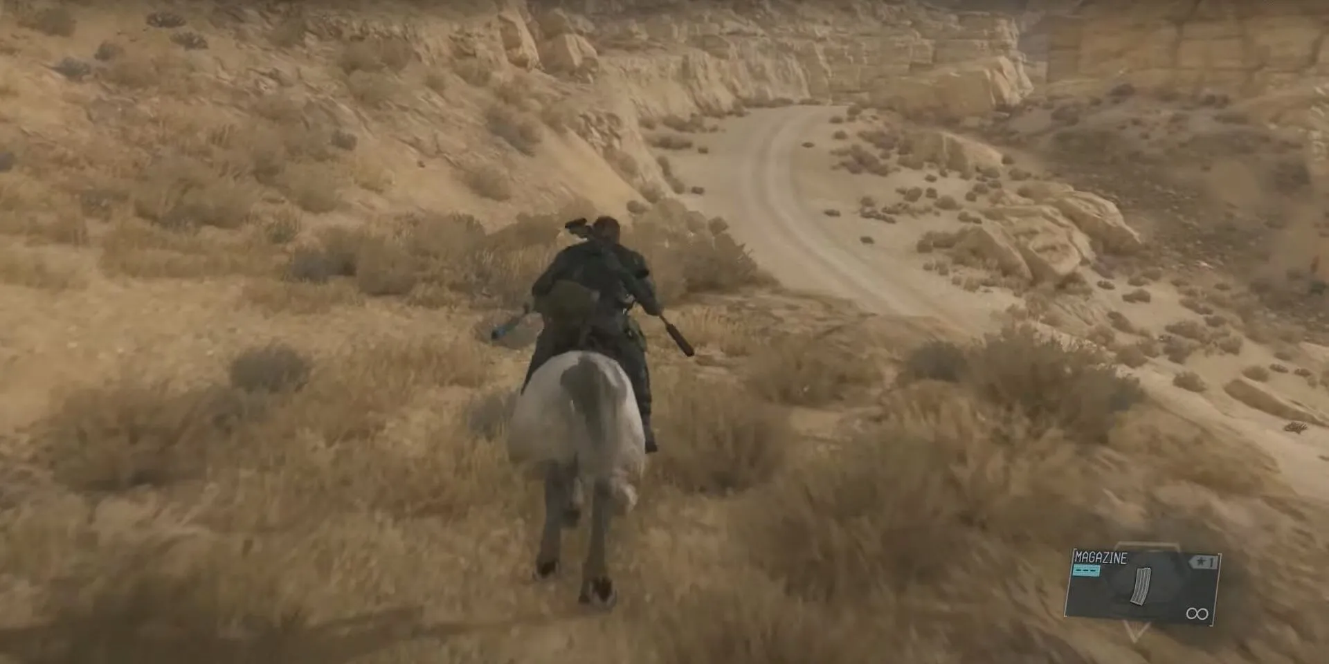 Venom Snake cưỡi D-Horse trong lối chơi thế giới mở của Metal Gear Solid V: The Phantom Pain.